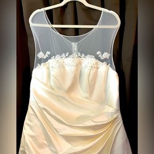 David’s Bridal Wedding Dress,Size 18W, Beautiful Ivory color, New never worn